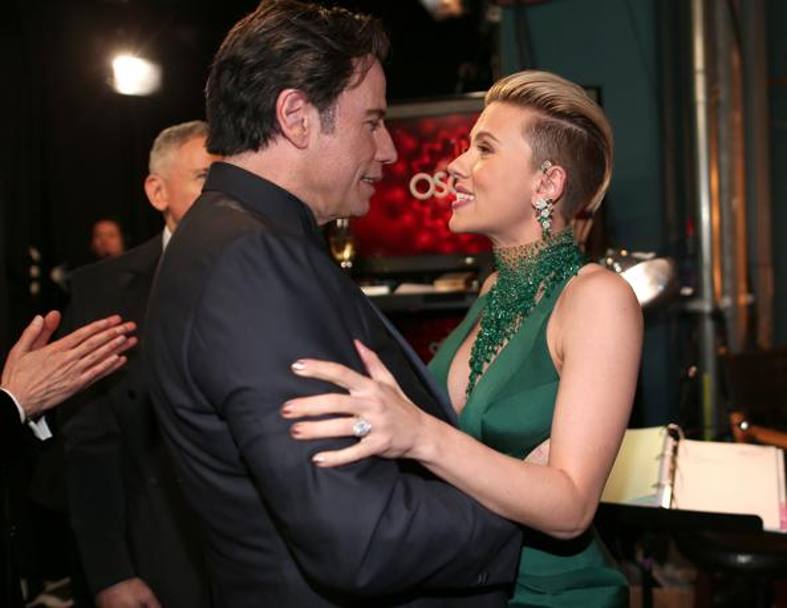 Ma come resistere al new look di Scarlett Johansson? Anche John Travolta apprezza. (Afp)